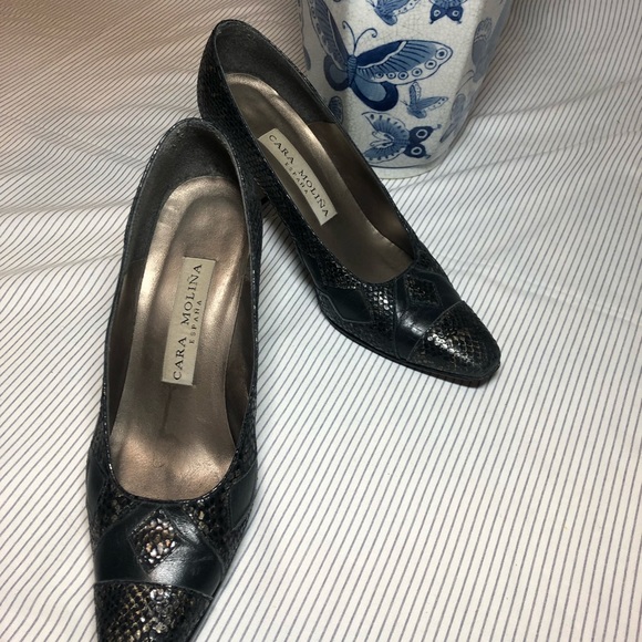 Navy leather slip on heels by Cara Molina España. - Picture 16 of 16